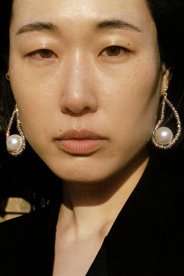 Model wearing the Mini Oysters Earrings from PEARL OCTOPUSS.Y.