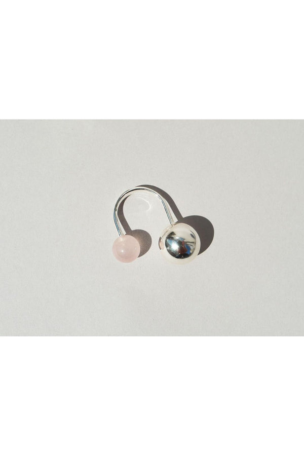 The Sling Ring No2 in silver and rose quartz colors from the brand SASKIA DIEZ